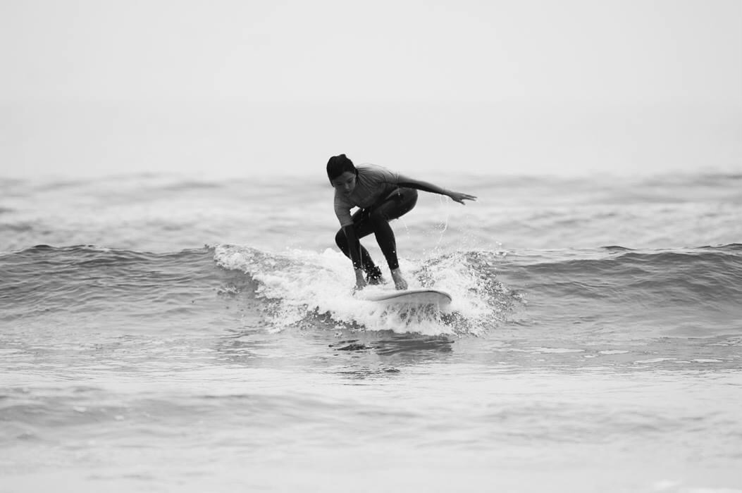 Emily Perrin sur une vague, en pleine concentration